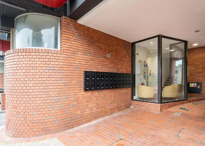 Stylish Spacious Apartment In Central Windsor