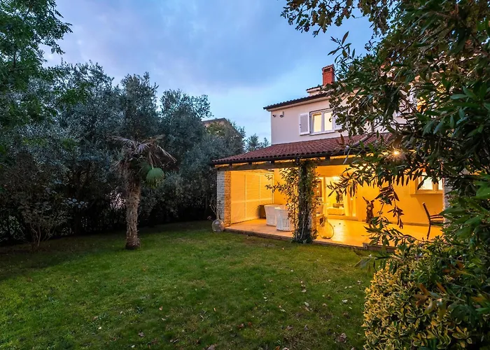 Villa Duga In Porec For 12 People With Sea View & Only 1,2 Km From Beach