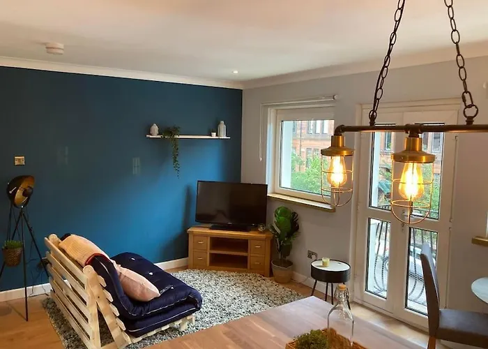 Rustic Top Floor West End Pad With Balcony, Parking Next To Byers Road, Aston Lane, Glasgow Uni