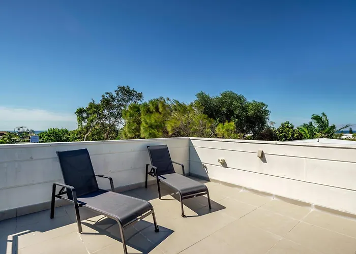 Headlands Hideaway - Pet Friendly Home At Moffs Caloundra