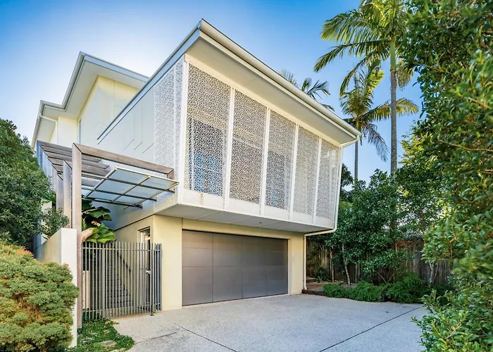 Headlands Hideaway - Pet Friendly Home At Moffs Caloundra