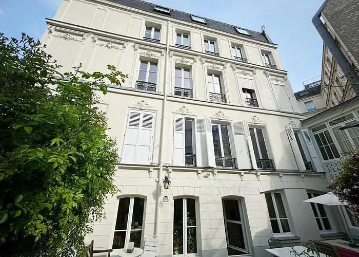 Grand Appartement Avec Jardin Privatif A Paris