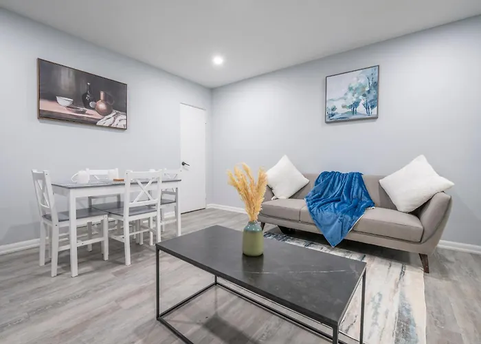 Centre Street 2Bed Upper Suite - 4408 YYC