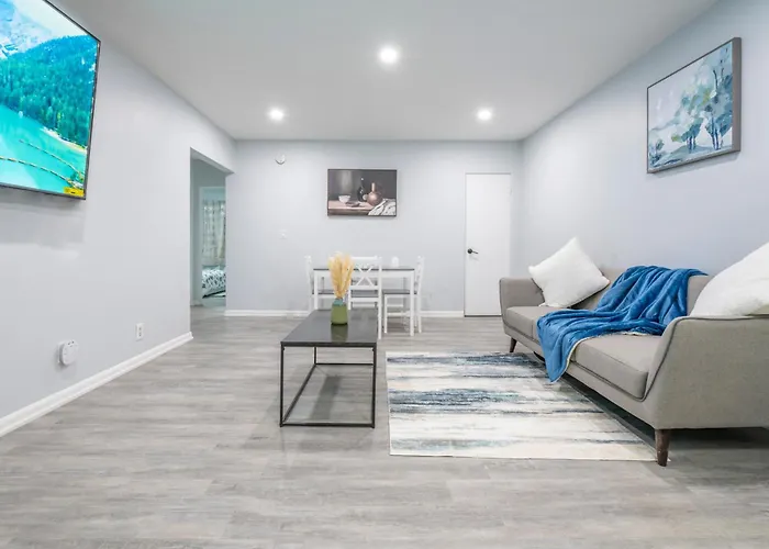Centre Street 2Bed Upper Suite - 4408 YYC