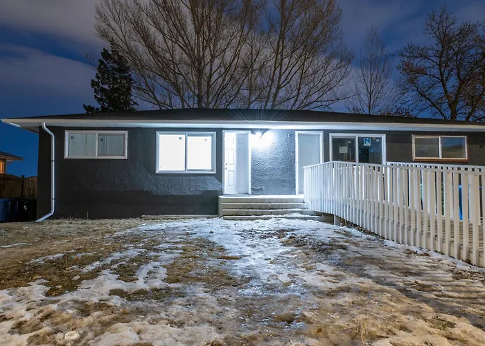Centre Street 2Bed Upper Suite - 4408 YYC