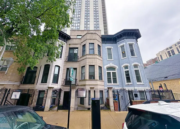Luxurious Gold Coast 4Br 4-Story Villa With Parking Sleeps 12 Guests Chicago