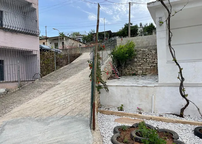 Flora'S Place Sarandë