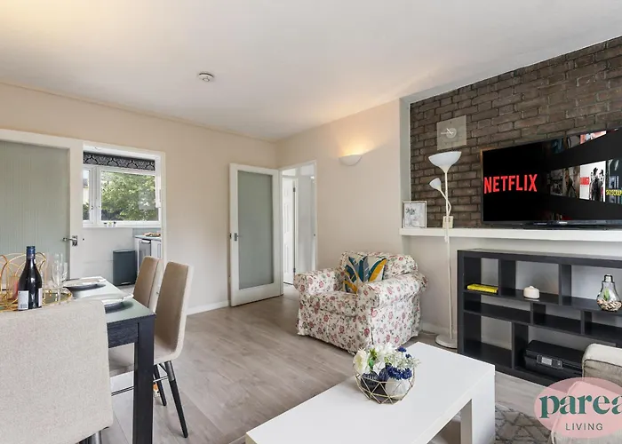 Parea Living - Cosy Flat With Skyline Views Beside Canary Wharf London