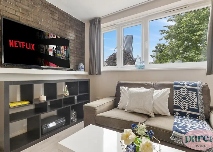 Parea Living - Cosy Flat With Skyline Views Beside Canary Wharf London