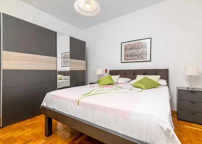 Apartments With Wifi Pula - 20346
