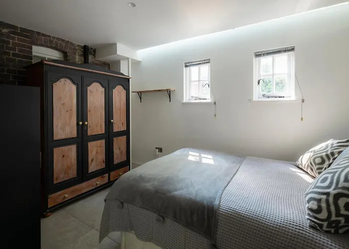 Parea Living - Spacious North London House With Big Garden