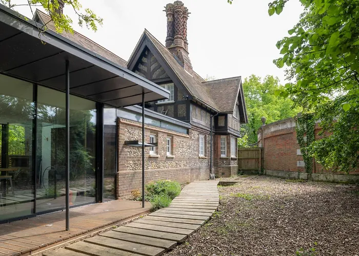 Parea Living - Spacious North London House With Big Garden