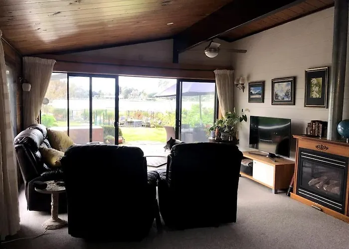 Lakeside Retreat Hamilton