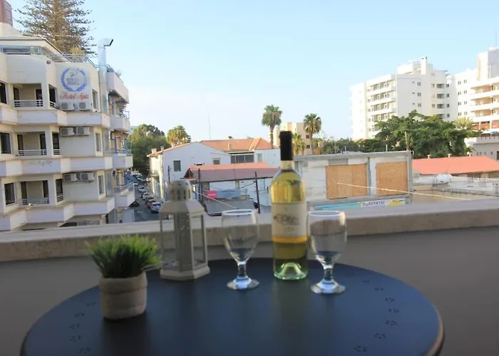 Superb Apartment Steps Away From Finikoudes Beach Larnaka