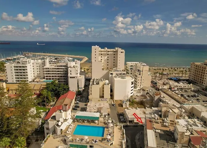 Superb Apartment Steps Away From Finikoudes Beach Larnaka
