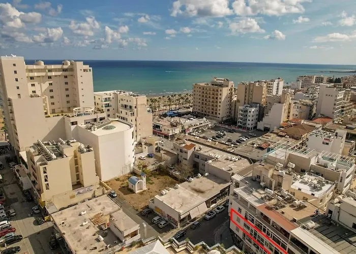 Superb Apartment Steps Away From Finikoudes Beach Larnaka