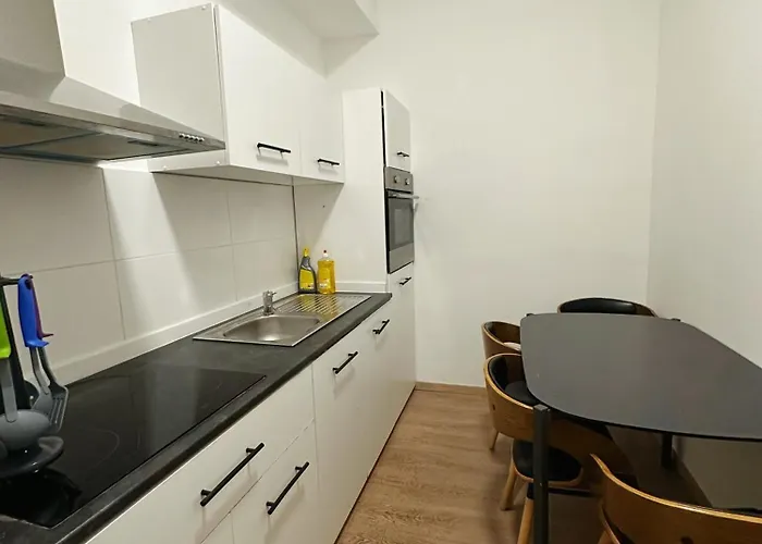 2Schlafenzimmer 5Betten Montuerwhonung Düsseldorf