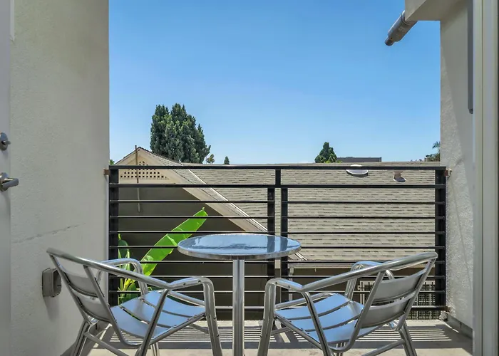 Modern 1-Bedroom Loft In Hollywood With Parking, Wifi & Hollywood Sign View Los Angeles