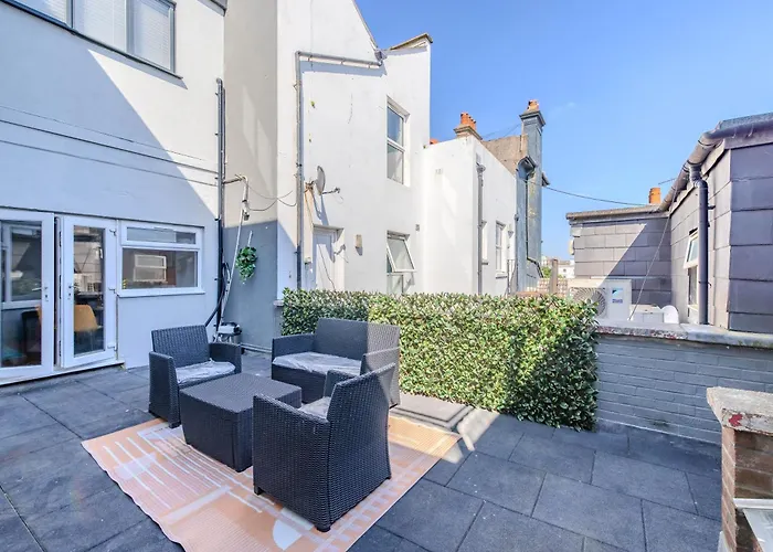 Central 2 Bedroom Flat With Roof Terrace I Next To Brighton Beach I Sleep 8 Guests
