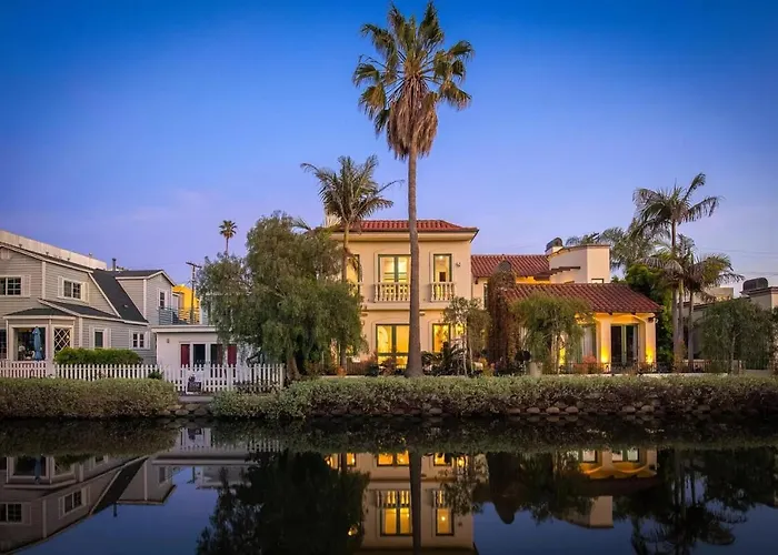 The Canal Escape - Canal-Front Italian Villa Los Angeles