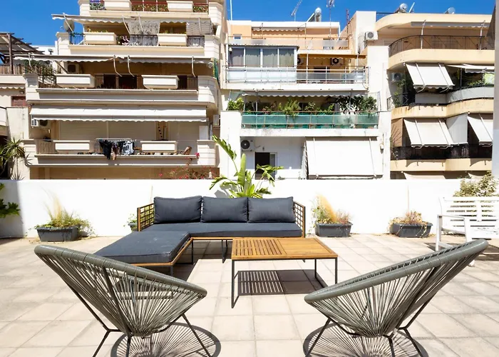 Renovated 4 Bdr House Near Acropolis - New Beds, Terrace & Green Yard Athen