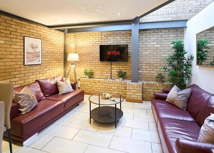 Ferienwohnung Burgundy Bliss Elegant Retreat - Pluxa Mocha London