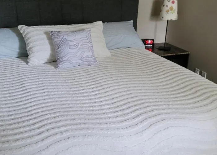The King Place, Is A Room In A Private House, Close To Ctrain And Spruce Meadows Equestrian YYC