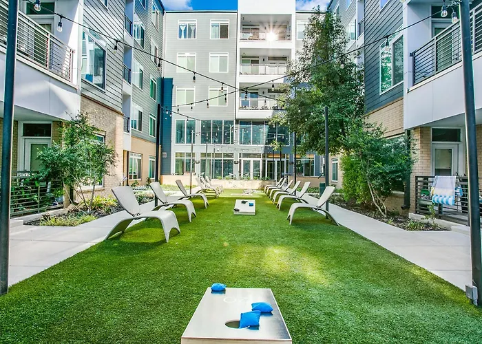 Romantic Condo Facing Riverwalk With King Suite, Pet Friendly, Free Parking Centrally Located San Antonio