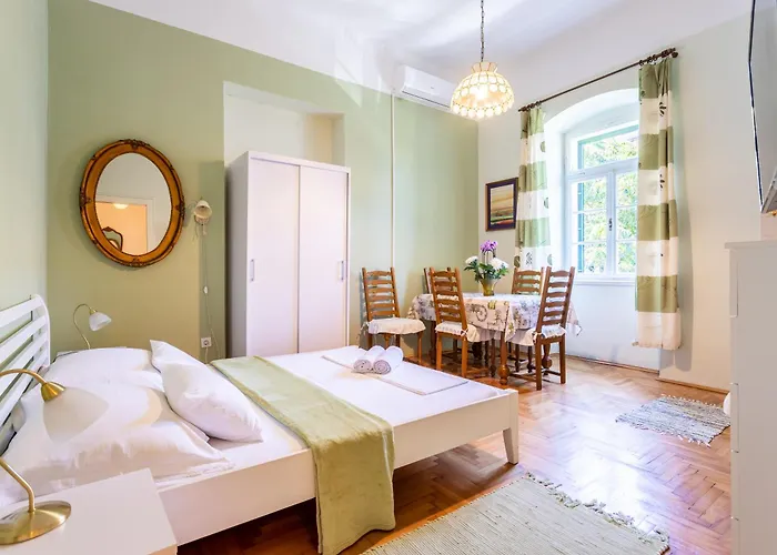 Traditional Dalmatian Apt 3 Min Walk To Beach Split