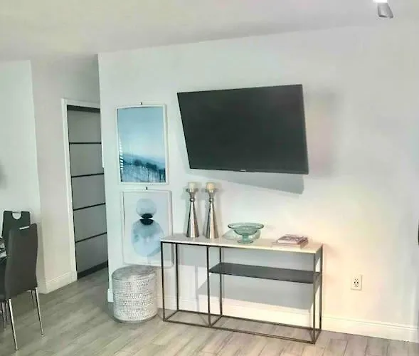 Block From Beach One Bedroom With Parking Miami Beach