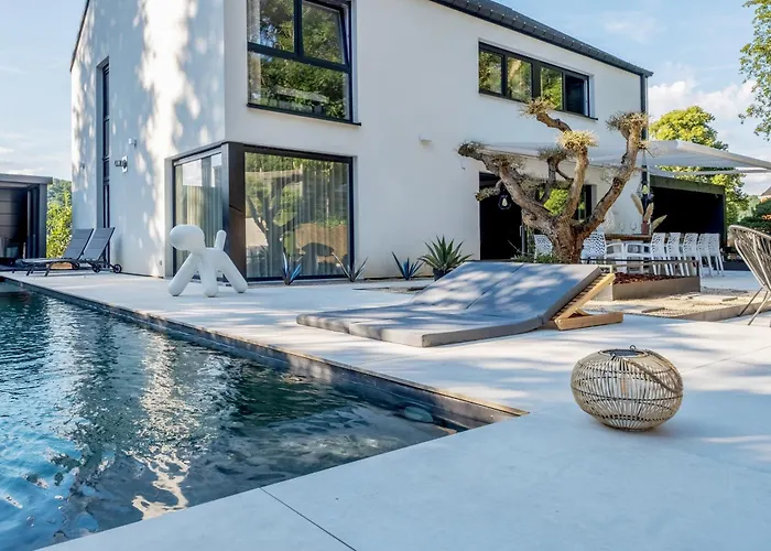 Grand Spa-Francorchamps Villa - Chalourous "Home Sweat Home" For Families, Friends & Pilots - Splendid 4-Bedroom With Home Cinema Theater & Pool