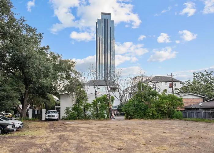 Modern 2Br City Center Getaway With Free Park Houston