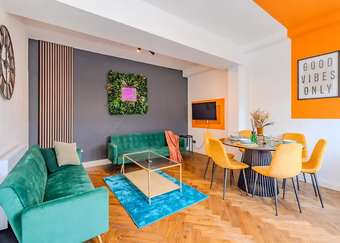Super Central 2 Bedroom Flat Next To Brighton Beach & Shopping Center