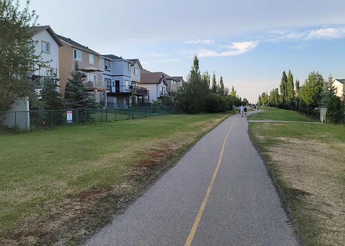The King Place, Is A Room In A Private House, Close To Ctrain And Spruce Meadows Equestrian YYC
