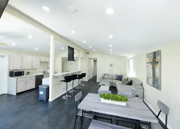 Sunny San Diego, Entire Home, Pool, Free Parking, Bbq, Pets Allowed, Family Neighborhood!
