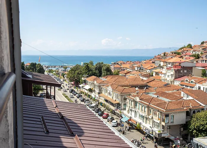 Lake View Double Balcony City Center Apartment In Ohrid