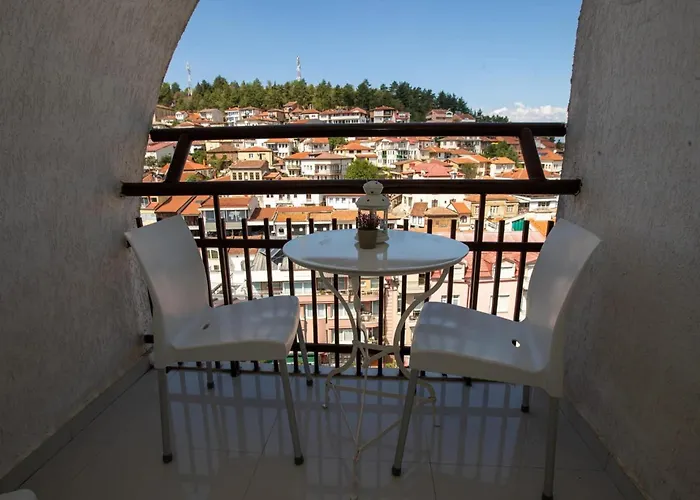 Lake View Double Balcony City Center Apartment In Ohrid