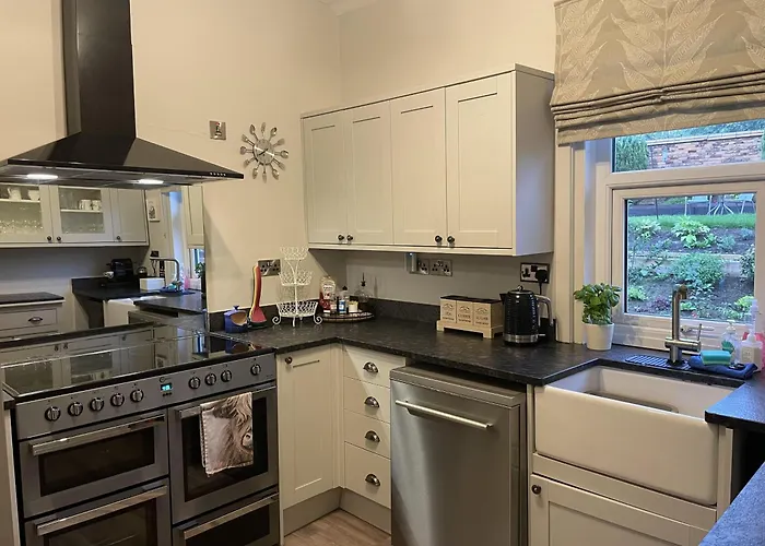 Villa Seaside-Scarborough-Wifi-Parking-Petsok-Sleeps-7 8