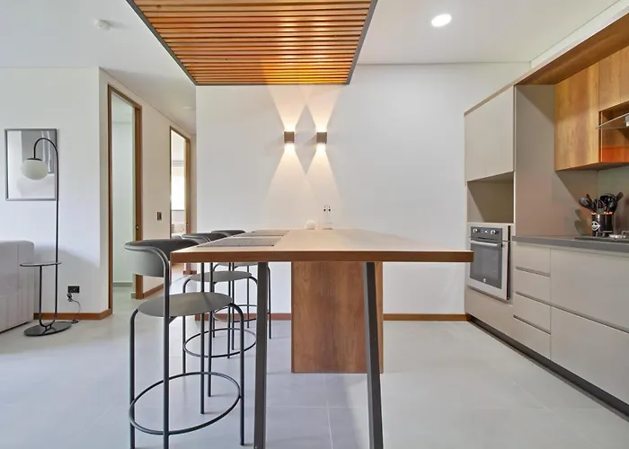 Apartamento Exclusivo, Edificio Moderno, Gran Balcon Y Linda Vista Medellín