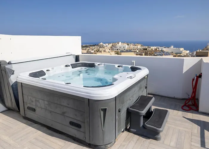 Ferienwohnung Terraced Penthouse With Views And Jacuzzi Xagħra