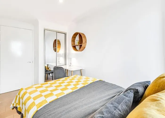 Luxaway Apartment In Earls Court - Sleeps Up To 10 London