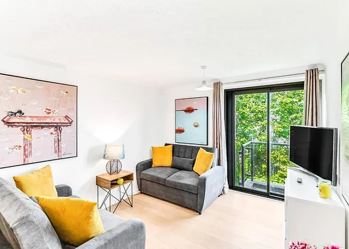 Luxaway Apartment In Earls Court - Sleeps Up To 10 London