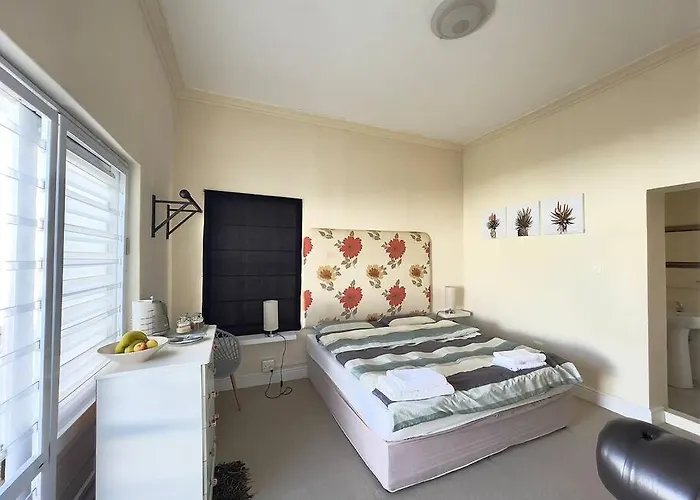 Private Park Island Room With Own Bathroom At Lake Kapstadt
