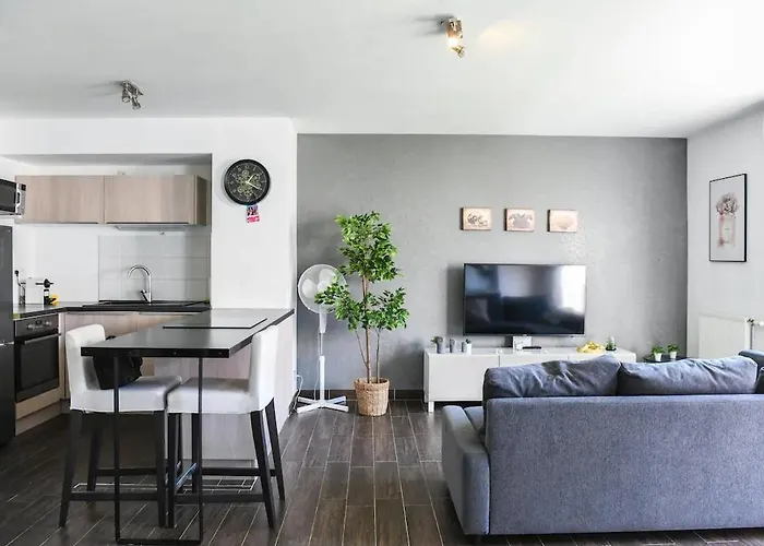 Superbe Appartement Avec Terrasse, Piscine & Parking Prive A Marseilles