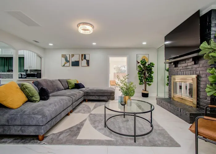 Stunning Modern Dream Home 5-Bd Sleeps 14 Houston