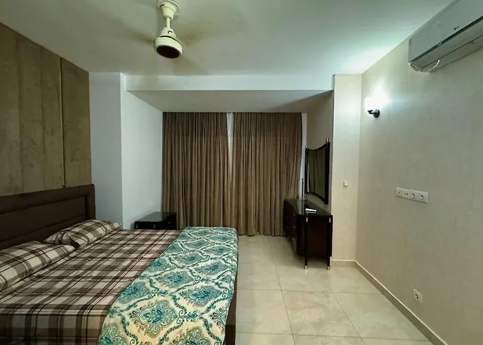 4-Bedroom Seafront Apartment Karatschi