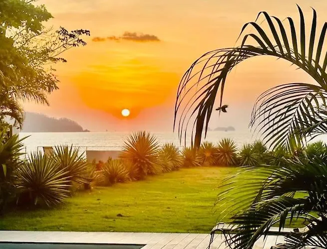 Gorgeous Beachfront Home In Playa Potrero Playa Flamingo