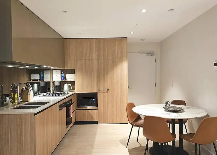 Walk To Shopping & University Premium Apartment Sydney