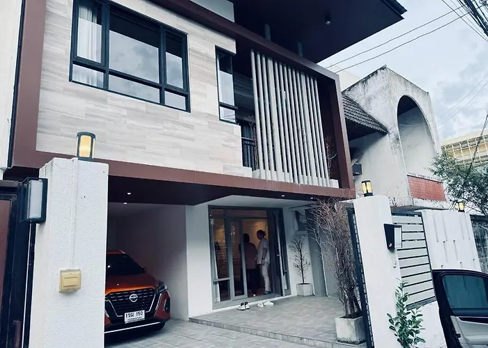 Ekkamai三卧三卫小别墅独栋带停车位 Bangkok