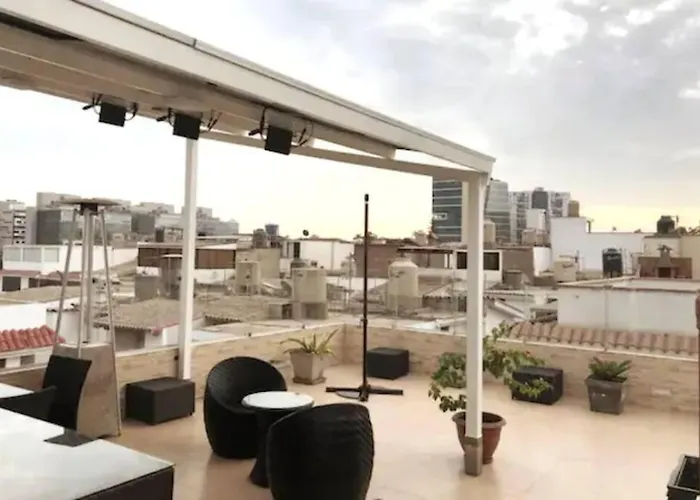 Casa De 4 Pisos Cerca A Embajada De Usa Y Centros Comerciales Lima